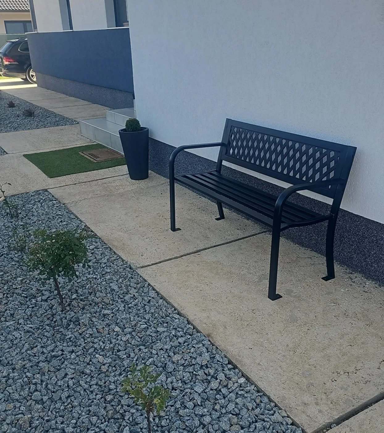 Bancă de grădină din lemn și oțel montată în curte