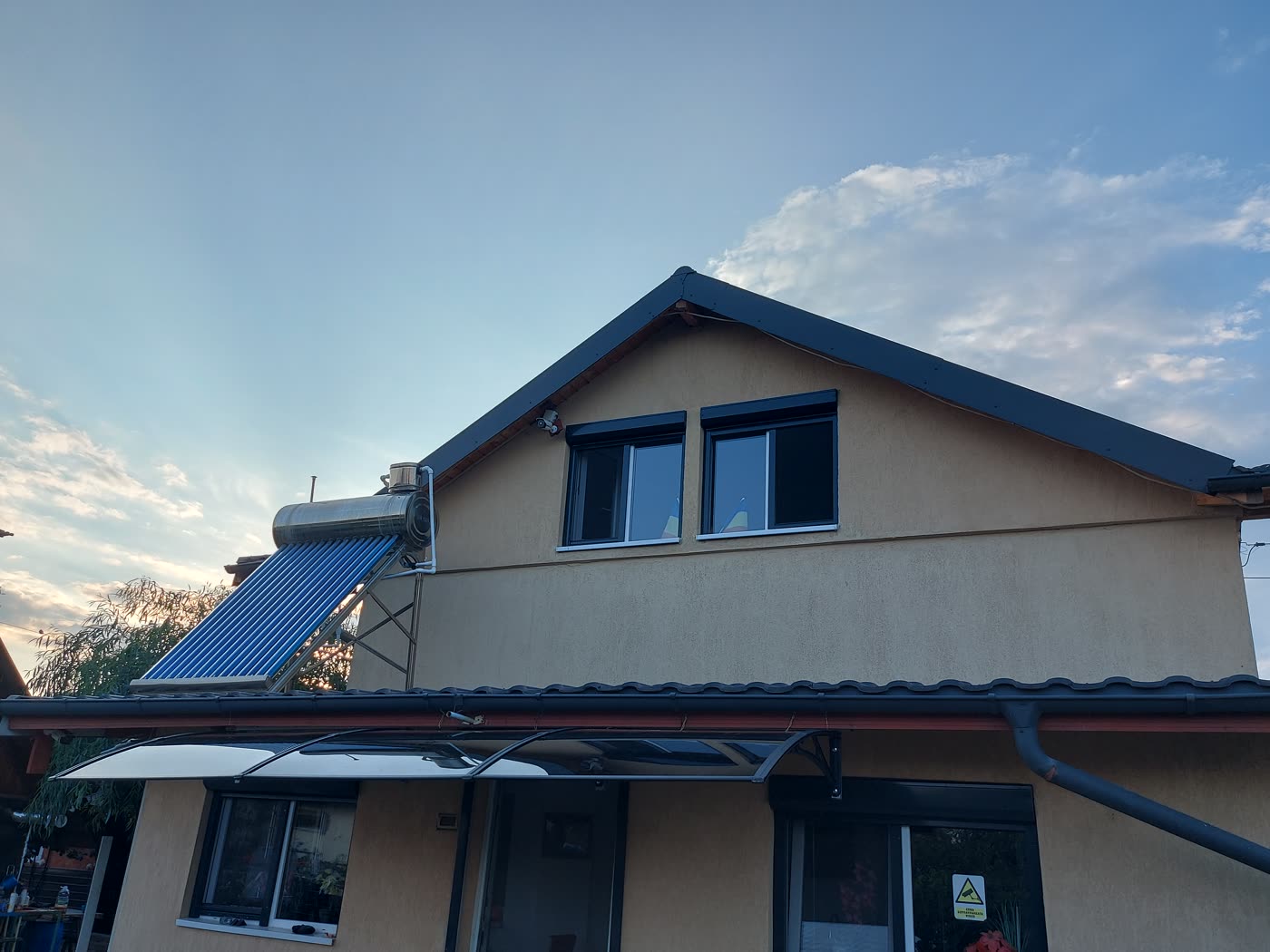 Copertină MAPROFI montată pe fațada casei