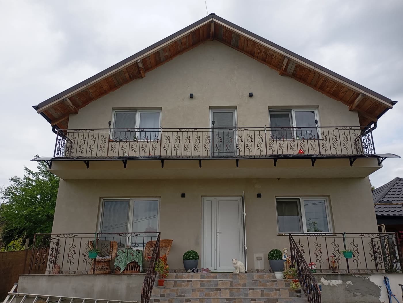 Copertină lungă montată pe balcon